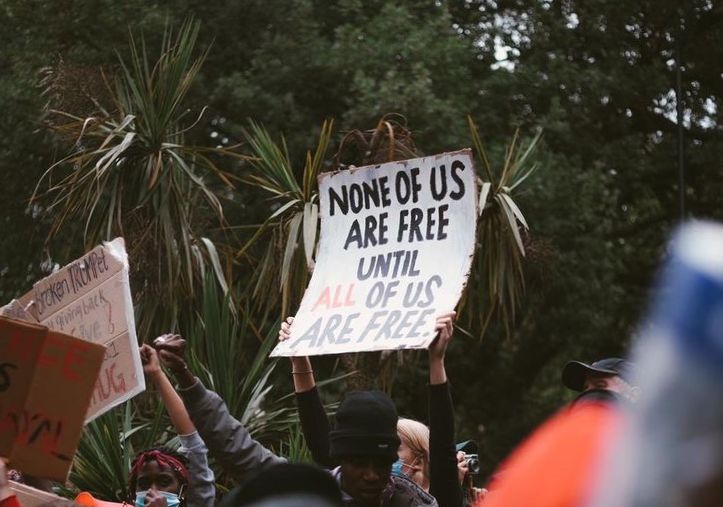 YÜKSELEN SAĞ VE LGBTİ+FOBİ